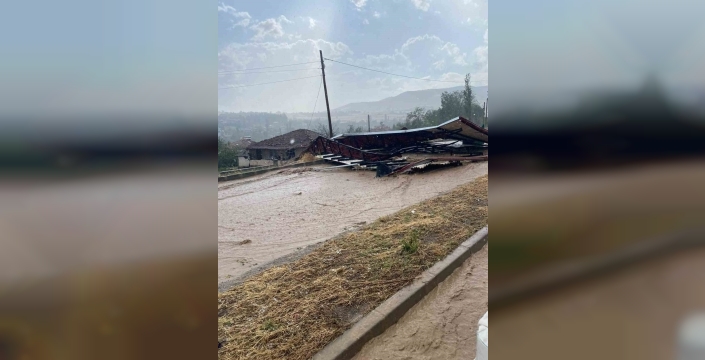 Amasya'da dehşet: Fırtına ve dolu evleri yıktı, minare devrildi, 1 yaralı!