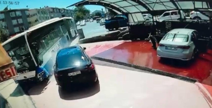 Ankara'da EGO otobüsü kazasında son anda kurtulan vatandaşın görüntüleri ortaya çıktı