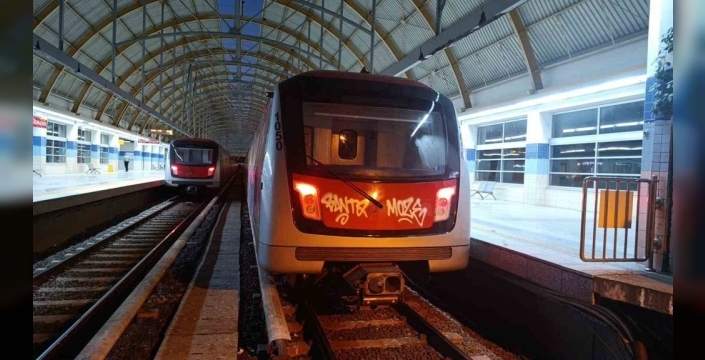 Ankara'da metro vagonlarına grafiti yapan iki şahıs güvenlik kamerasında