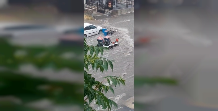 Ankara'da şiddetli yağış sonrası sel felaketi: Motosikletler sulara kapıldı