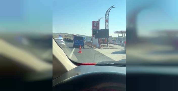 Ankara yolunda tır, akaryakıt istasyonuna çarptı: İki yaralı
