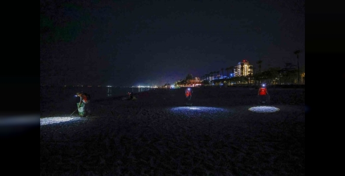 Antalya Büyükşehir, Konyaaltı Sahili'nde 7/24 temizlik seferberliği başlattı