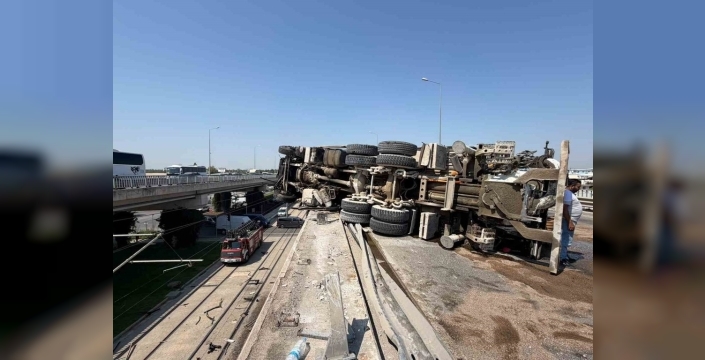 Antalya'da beton pompası kamyonu bariyerlere çarparak yan yattı, sürücü camdan kurtarıldı