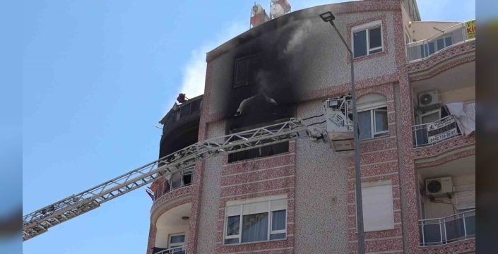 Antalya'da dehşet anları: Bebekli aile apartman dairesindeki yangından çatı katına sığındı