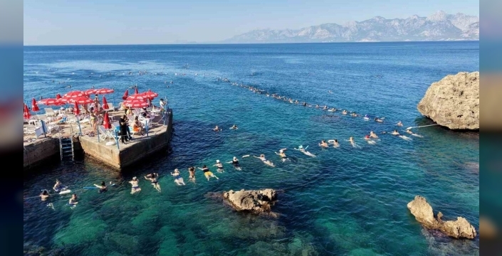 Antalya'da falez manzarası eşliğinde ücretsiz su cimnastiği dersleri başlıyor