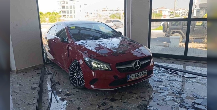 Antalya'da inanılmaz kaza: Otomobiller iş yerine daldı, güvenlik kamerası kayıttaydı