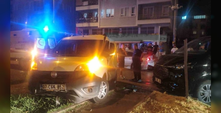Antalya'da kavşakta iki araç çarpıştı, 3 kişi hafif yaralandı