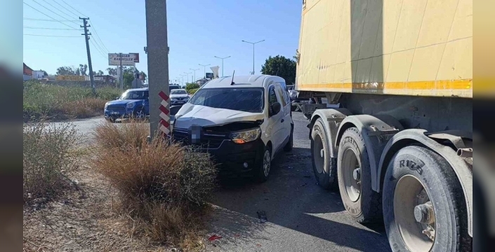 Antalya'da kaza: Hafif ticari araç KGYS direğine çarptı