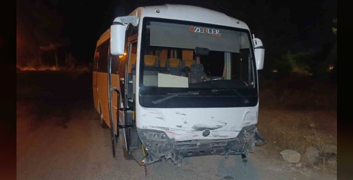 Antalya'da midibüs otomobille çarpıştı, 6 kişi yaralandı