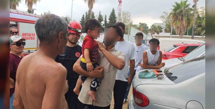 Antalya’da otomobilde mahsur kalan çocuk, itfaiye sayesinde kurtarıldı