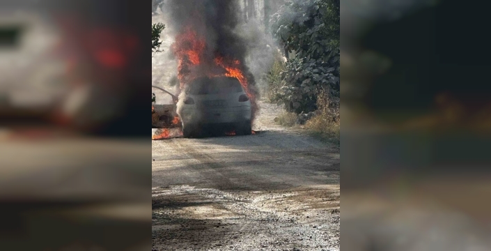 Antalya'da seyir halindeki otomobil alev aldı