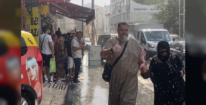 Antalya'da temmuz yağmuru tatilcileri şaşırttı