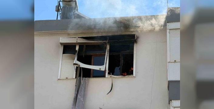 Antalya'da yangın: Ev sahibi ve itfaiye eri dumandan etkilendi