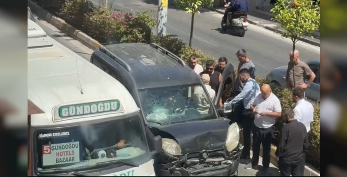 Antalya'da yaya geçidinde minibüse çarpan araç kazası