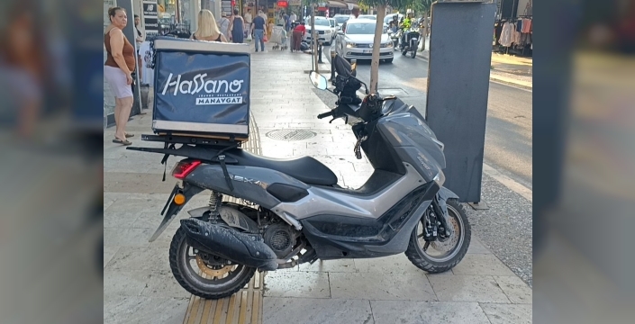 Antalya'da yürek burkan kaza: Motorsiklet yayaların arasına daldı, 3 kişi yaralandı