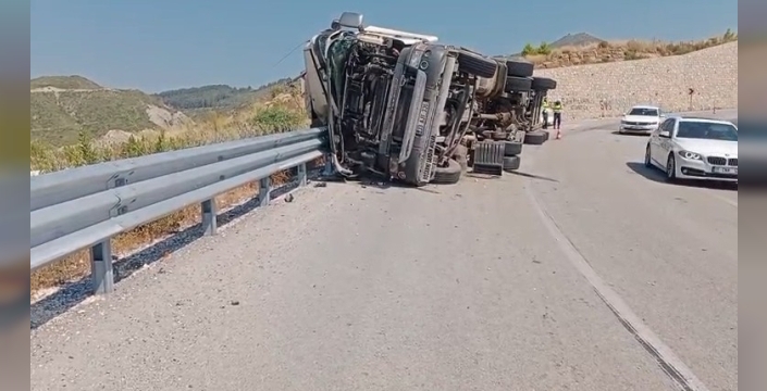 Antalya-Konya yolunda devrilen tırın sürücüsü hastaneye kaldırıldı
