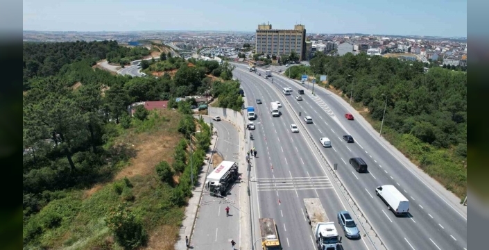 Arnavutköy'de dehşet anları: Kontrolden çıkan market kamyonu uçuruma yuvarlandı, sürücü yaralandı