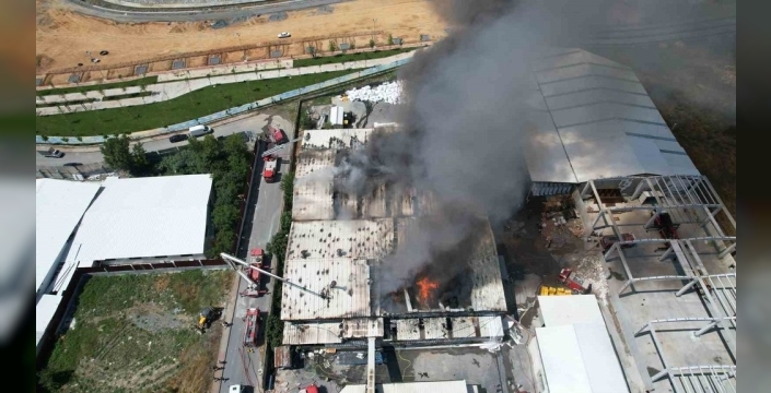 Arnavutköy'de dev sünger fabrikası alevlere teslim oldu: 3 saatlik mücadeleyle söndürüldü