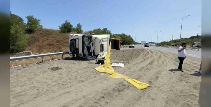 Arnavutköy'de hafriyat kamyonu, VIP minibüse çarparak devrildi