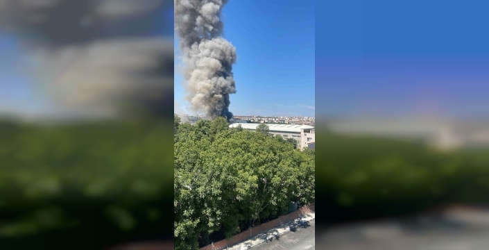 Arnavutköy'de sünger fabrikası alevlere teslim: Yangın diğer tesise de sıçradı, havadan görüntülendi