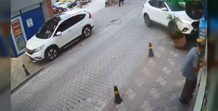 Artvin'de nefes kesen anlar: Otomobil iş yerine daldı, faciadan dönüldü