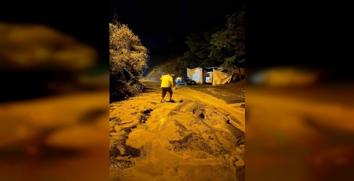 Artvin'i vuran sağanak, köylere ulaşımı felç etti