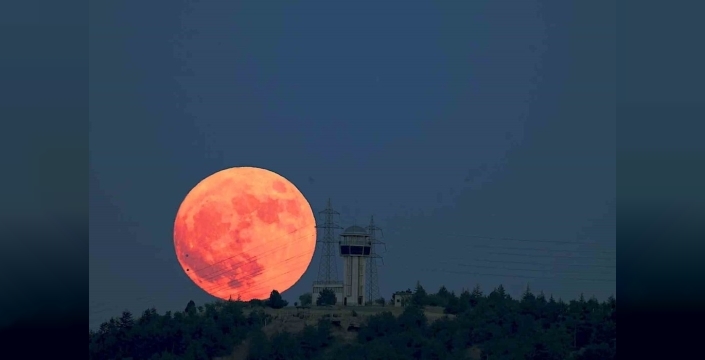 Astrofotoğrafçı, çilek dolunayı'nı göz alıcı bir şekilde görüntüledi