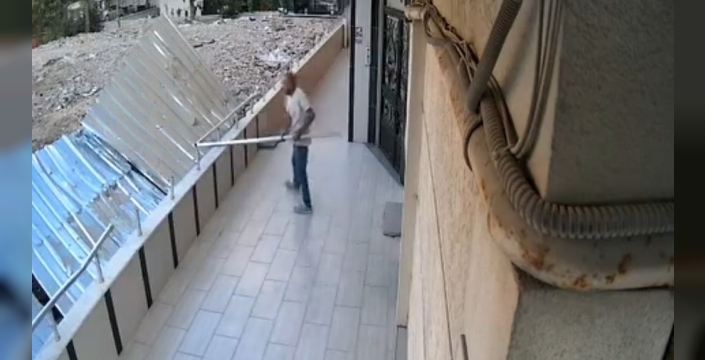 Avcılar'da bahçe tırabzanlarını çalan hırsızlar güvenlik kamerasında görüntülendi