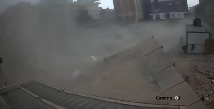 Avcılar'da fırtına dehşeti: İnşaat alanı savaş alanına döndü, işçiler canını zor kurtardı