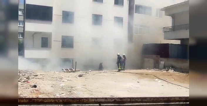 Avcılar'da metruk bina alevlere teslim oldu, panik büyüdü