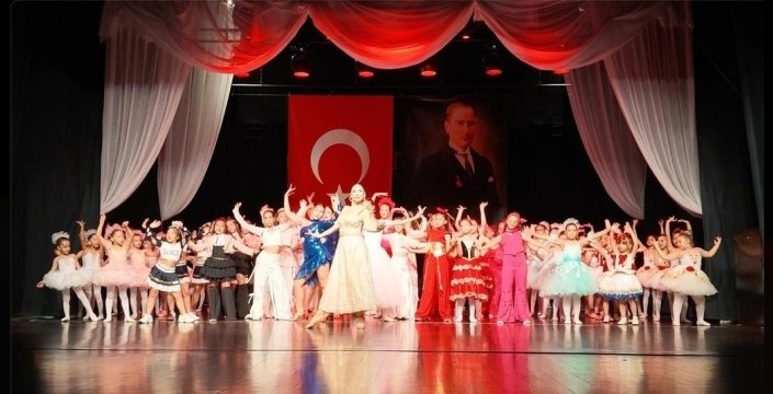 Aylar süren tutkunun doruk noktası: Mersin'de bale öğrencileri sahnede parladı