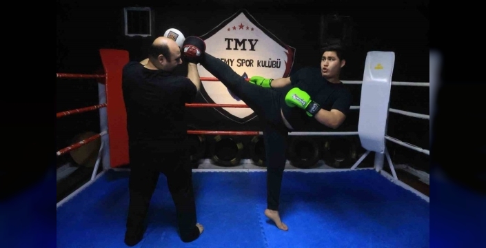 Babasıyla zirveye tırmanan genç kick boksçu, Olimpiyat hayaliyle Türk bayrağını dalgalandıracak