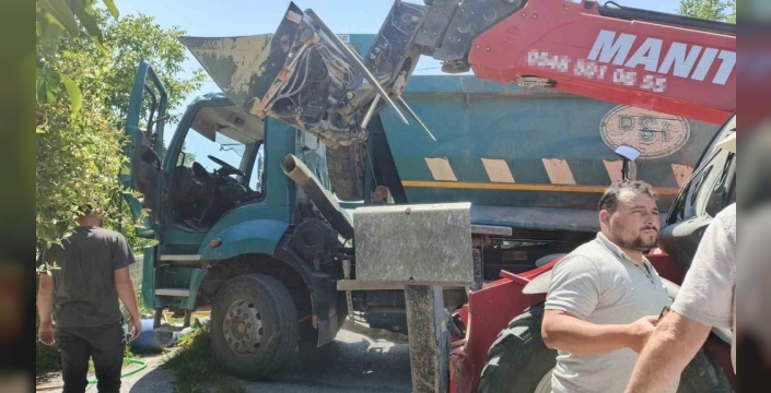 Bafra'da iş makinesi ve kamyon çarpıştı: 1 kişi yaralandı