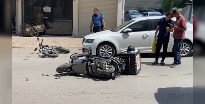 Bafra'da kavşakta motosiklet ve elektrikli bisiklet çarpıştı: 2 yaralı