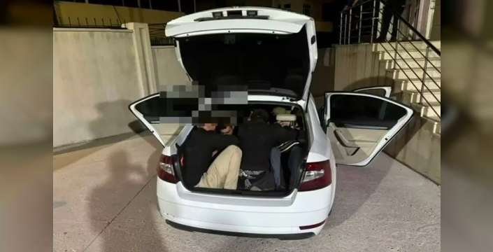 Bagajına 3 kişi sığdıran otomobilde 9 göçmen: İnsan tacirine rekor ceza!