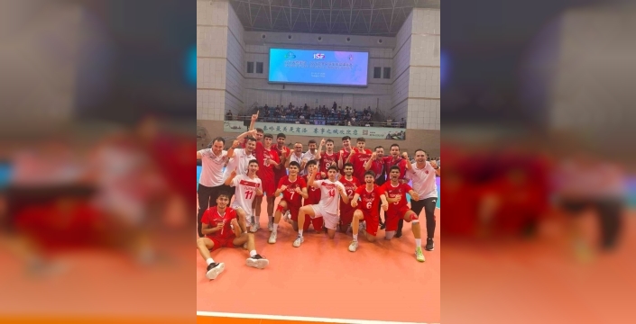 Bakan Bak'tan voleybolculara başarı dileği