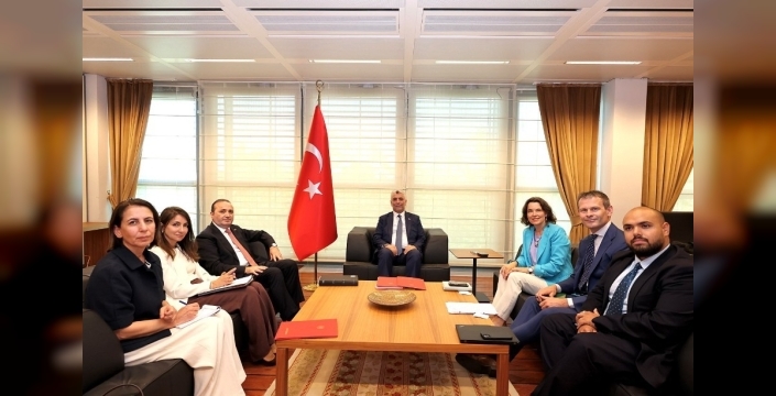 Bakan Bolat, otomotivde Avrupa ile işbirliği için Vries ile bir araya geldi