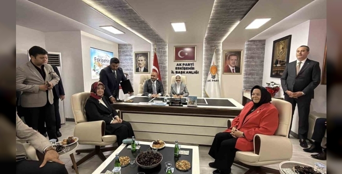 Bakan Göktaş, Eskişehir'de AK Parti İl Başkanlığı'nı ziyaret etti