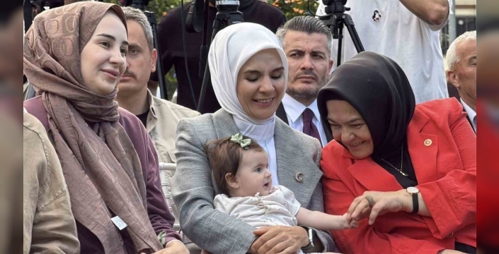 Bakan Göktaş'ın Eskişehir programına sevimli konuklar damga vurdu; siyasi mesajlar havada uçuştu