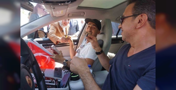 Bakan Göktaş Kapıkule'de gurbetçilerle hasret giderdi: 'Sıla yolculuğu artık çok daha rahat