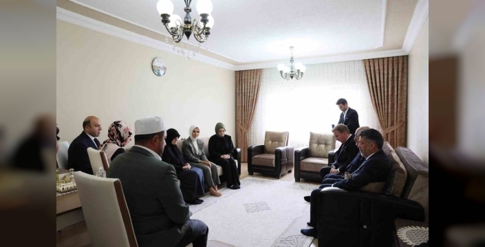 Bakan Göktaş'tan şehit annesine ziyaret: 'Emanetleriniz başımızın tacı