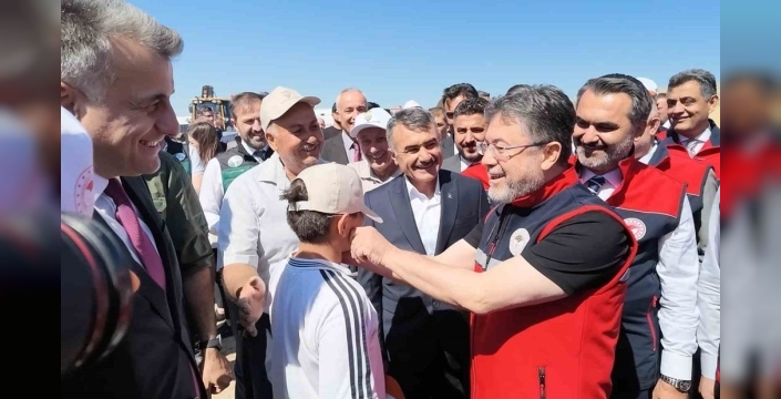Bakan Yumaklı’dan elini öpmek isteyen çocuğa komik yanıt