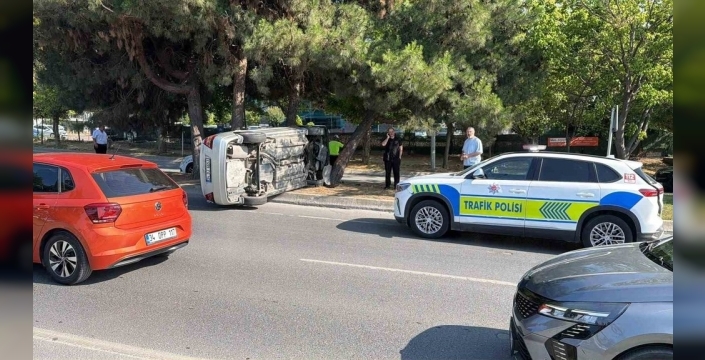 Bakırköy'de otomobil takla attı: Sürücü yaralandı