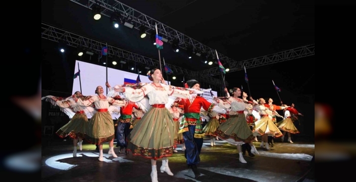 Balıkesir'de dünya dansları coşkuyla sergilendi