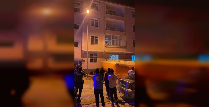 Balkondan atlamak isteyen gence polis sahip çıktı: İkna çabası sonuç verdi