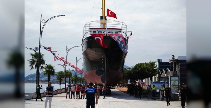 Bandırma Vapuru, yeni yerine mehter marşlarıyla taşındı