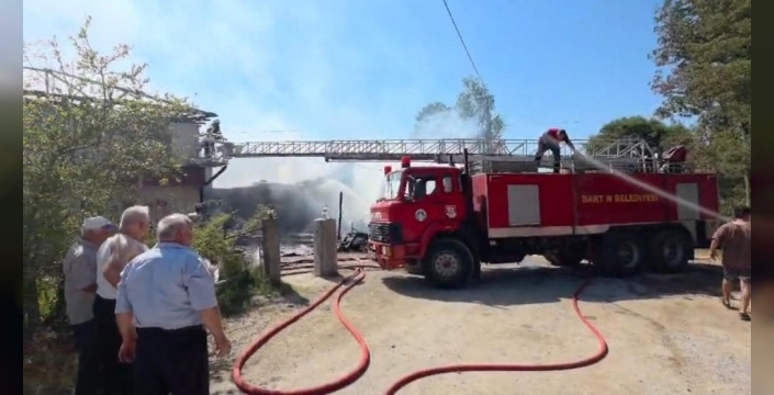 Bartın'da cehennem sıcağında çıkan yangın bir evi ve ahırı yuttu, komşu evler de hasar gördü
