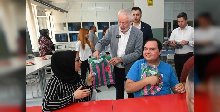 Başkan Başdeğirmen, özel öğrencilerin doğum gününde onlarla bir araya geldi