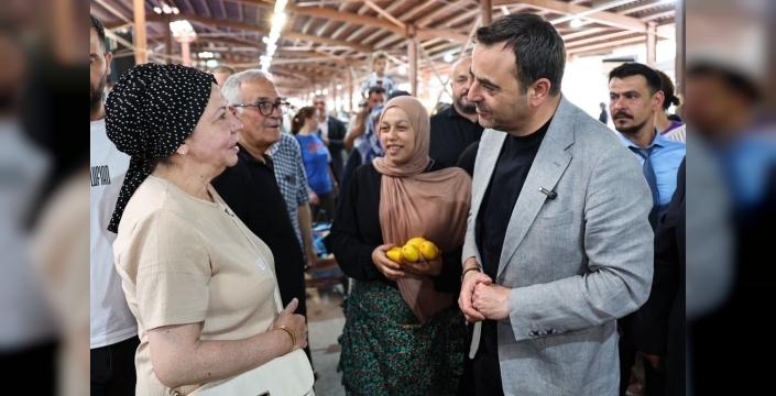Başkan Özlü, pazar esnafına aşure ikram etti