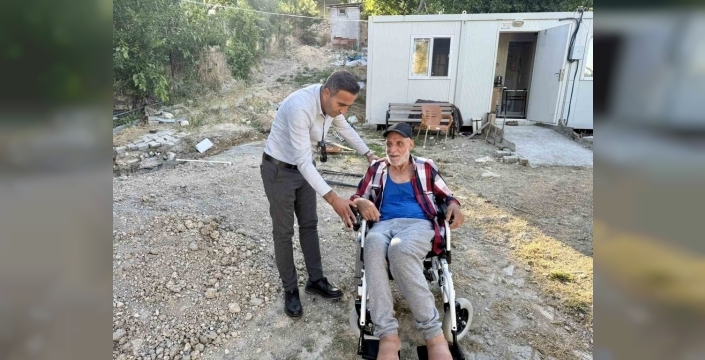 Başkan Ulutaş, engelli vatandaşa akülü araç hediye etti
